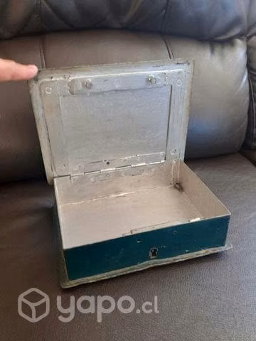 Antigua caja metálica