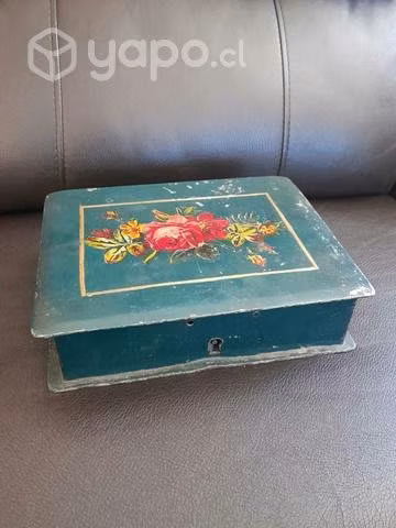 Antigua caja metálica