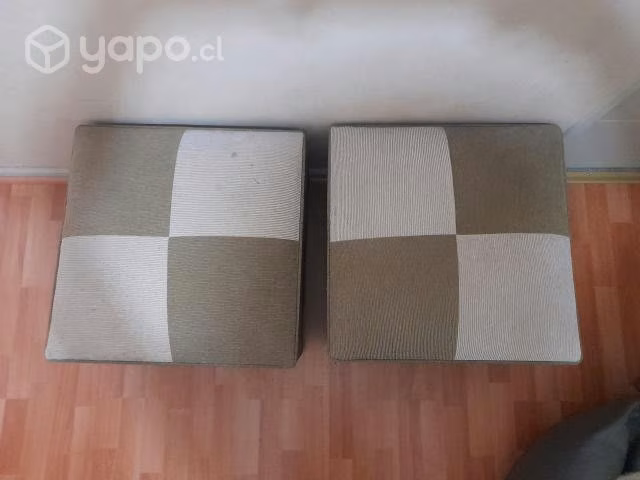 Living, mesa de centro y puffs