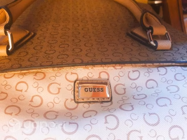 Cartera Guess made in Cambodia