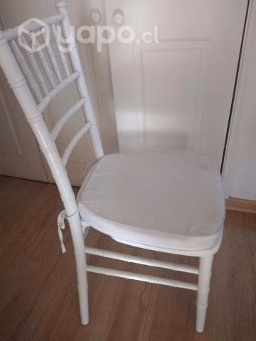 Linda silla blanca de madera con cojin - Imagen 2