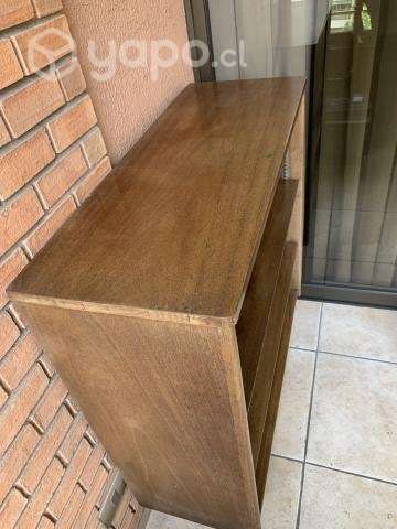 Mueble con repisas enchapado en madera. - Imagen 3
