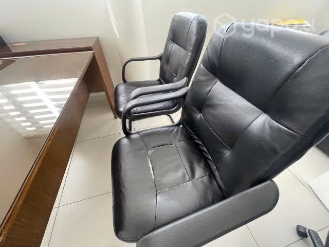 Escritorio y dos sillas