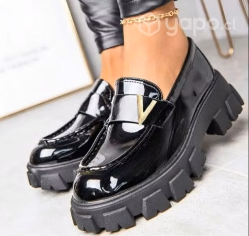 Zapato mocasín negro de charol
