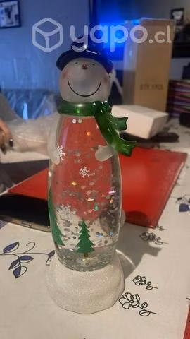 Mono de nieve y viejo pascuero