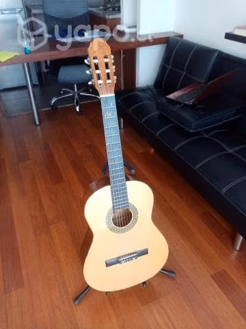 Guitarra acústica con atril - Imagen 3