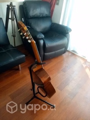 Guitarra acústica con atril - Imagen 2