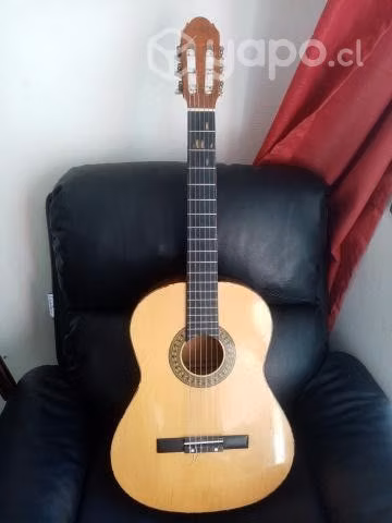 Guitarra acústica con atril
