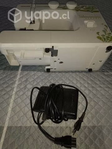 Máquina de coser marca Janome 712