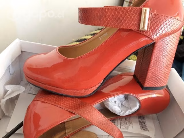 Hermosos zapatos rojos taco alto
