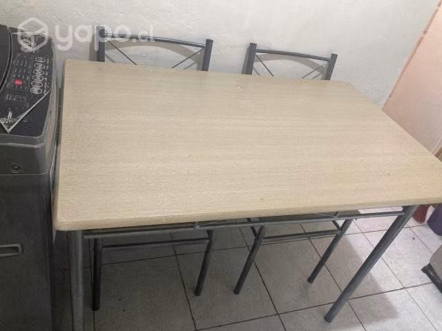 Mesa con dos sillas