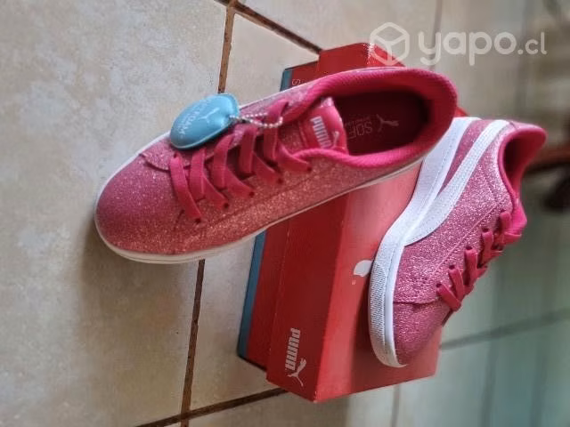 zapatillas puma y máquina de cortar pelo