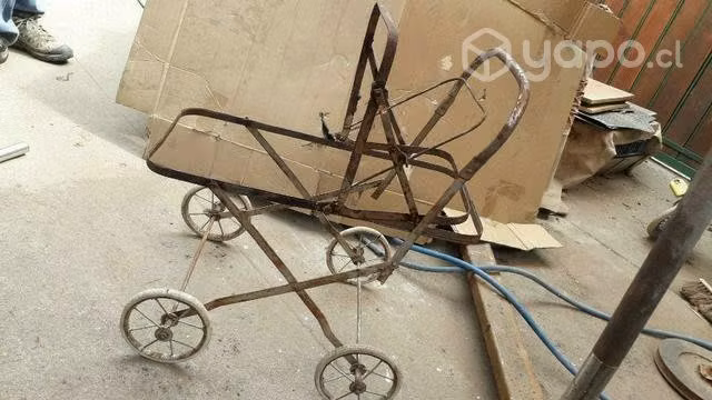 Coche antiguo, pequeño (estructura de fierro)