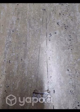 Cadena con 3 niñas y 1 niño .