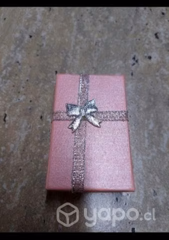 Cadena con 3 niñas y 1 niño .
