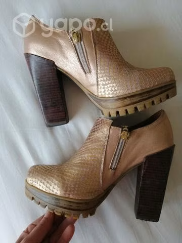 Botines de cuero color rose gold y dorado