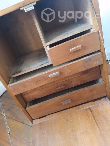 Mueble colgante de madera con cajones.