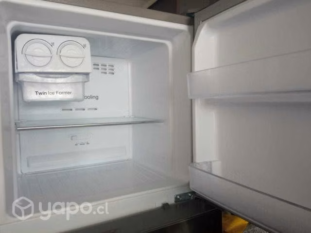Refrigerador Marca Winia RGE2700