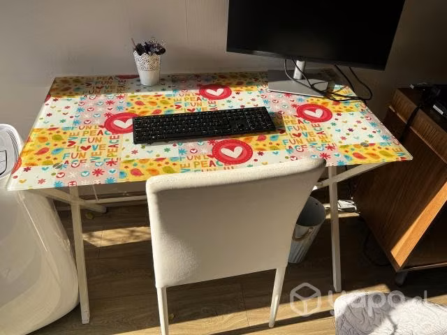 Escritorio de vidrio más silla