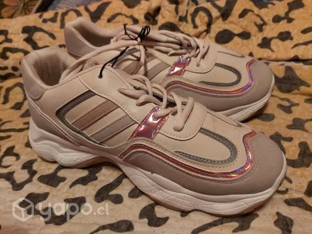 Zapatilla de mujer esta nuevo Talla 40 conversable