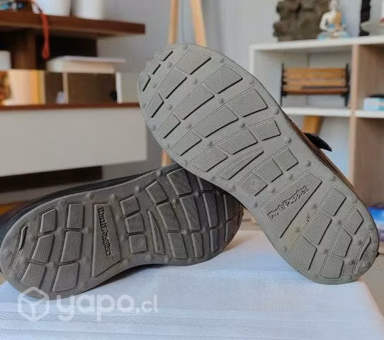 Zapato escolar negro Hush Puppies 36 con velcro - Imagen 2