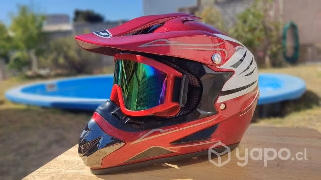 Casco de bicicleta y gafas