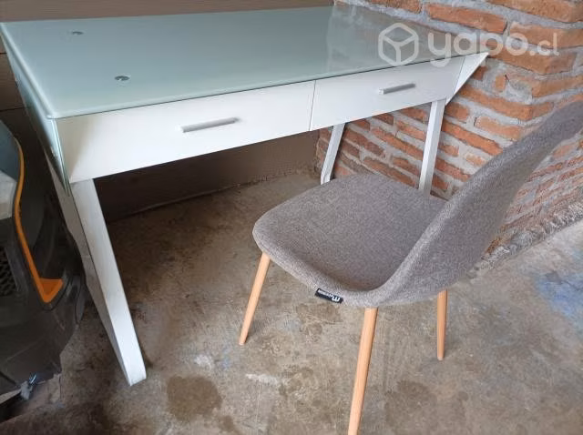 Escritorio blanco y silla gris