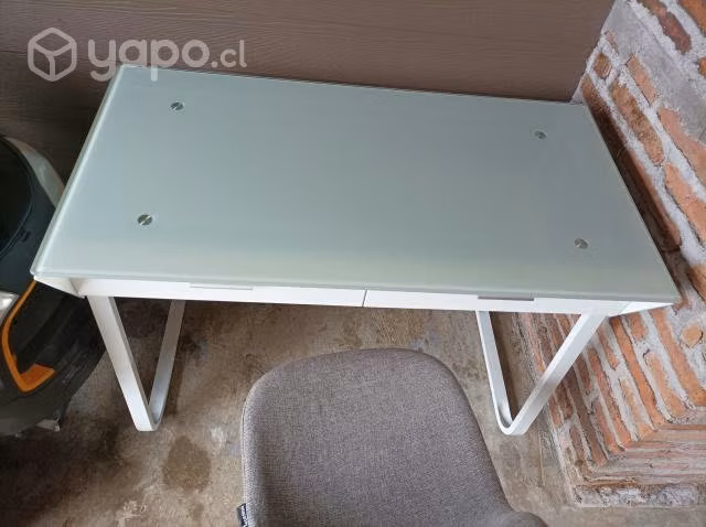 Escritorio blanco y silla gris
