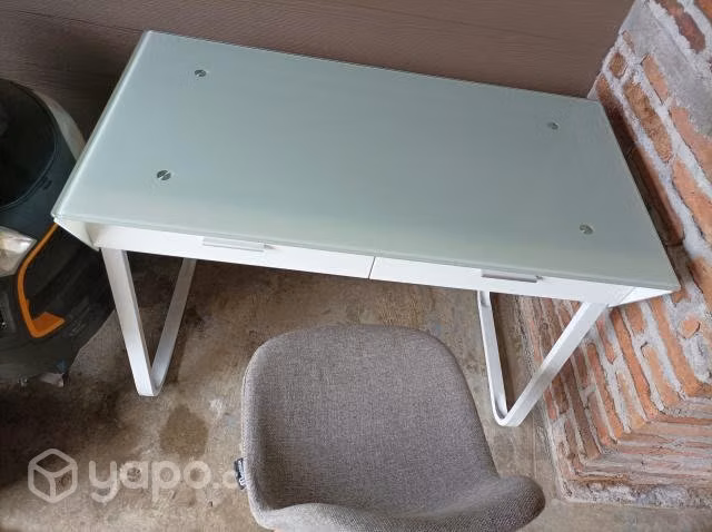Escritorio blanco y silla gris