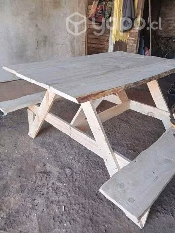 Mesa camping o picnic en bruto