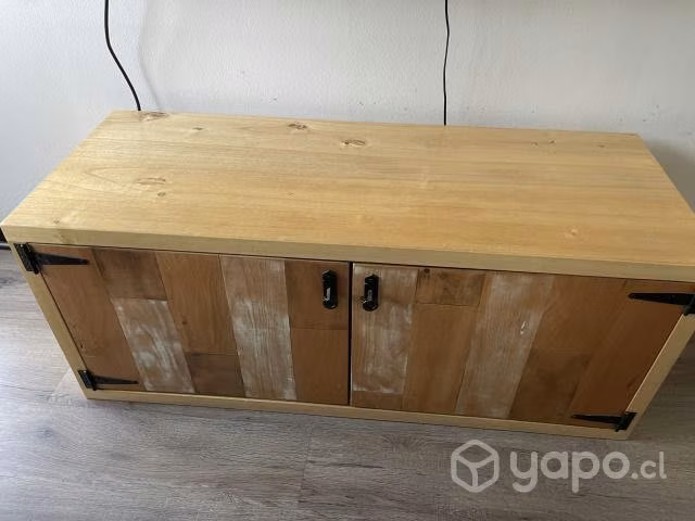 Mueble de madera con diseño vintage