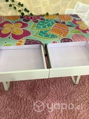 Escritorio blanco con estampado floral - Imagen 3