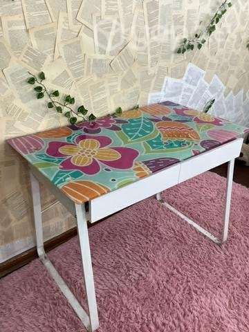 Escritorio blanco con estampado floral - Imagen 6
