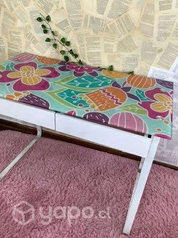 Escritorio blanco con estampado floral - Imagen 4