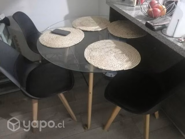 Mesa redonda de Vidrio con sus 4 Silla color negra