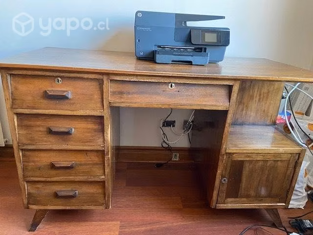 Escritorio de madera antiguo