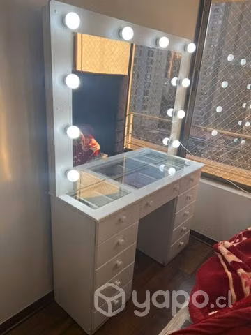Mesa de maquillaje nueva