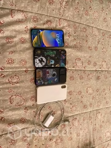 IPhone X con carcasas (3) y cargador
