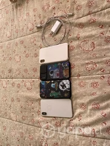 IPhone X con carcasas (3) y cargador