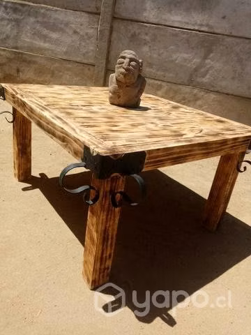 Mesa de sentro de madera con detalles en fierro