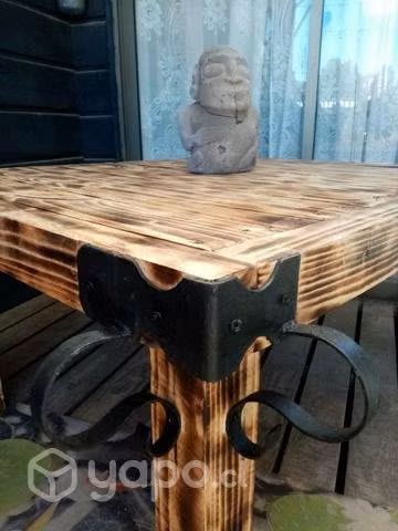 Mesa de sentro de madera con detalles en fierro