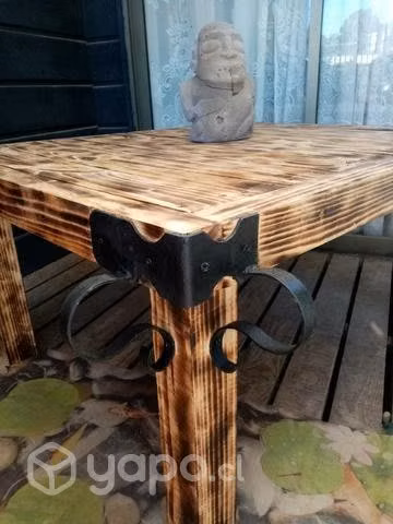 Mesa de sentro de madera con detalles en fierro