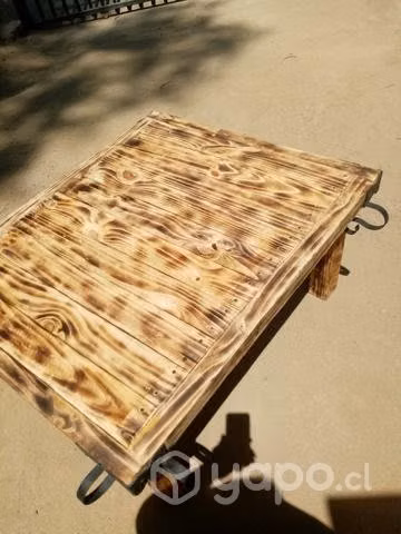 Mesa de sentro de madera con detalles en fierro