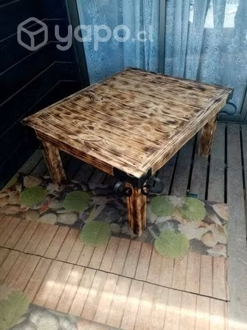 Mesa de sentro de madera con detalles en fierro