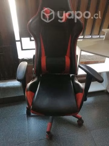 Silla gamer más escritorio más monitor
