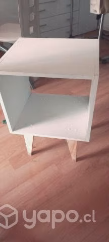 Hermoso velador full moda, patas madera nuevo