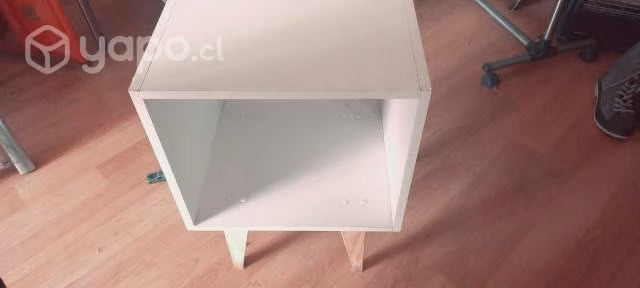 Hermoso velador full moda, patas madera nuevo