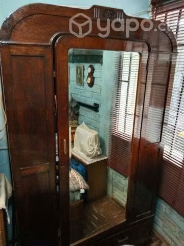 Ropero con espejo biselado de 126 x 48 cm año 1957