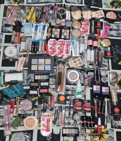 Lote de maquillaje 120 unidades