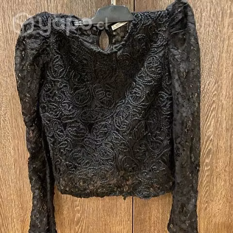 Polera de encajes marca zara